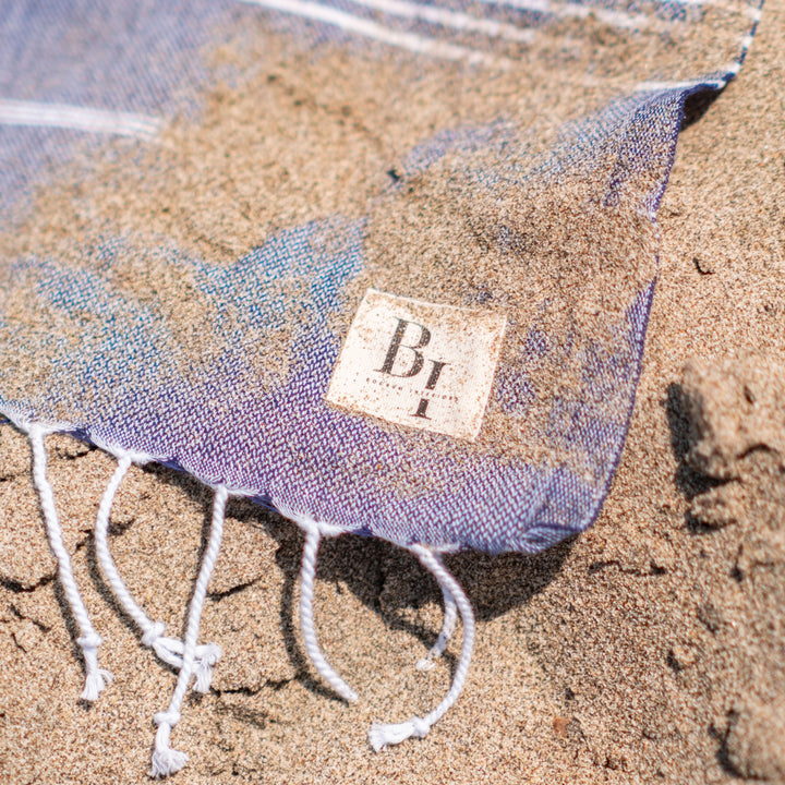 Sand proof towels’ flat weave prevents sand from getting trapped in cotton loops, falling off easily when given a light shake.